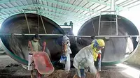 Tiga pekerja mengolah kompos yang berasal dari sampah organik untuk didaur ulang menjadi pupuk di TPA sampah Cilowong, Kecamatan Taktakan, Serang, Banten.(Antara)
