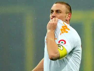 Selebrasi cium kostum gelandang AS Roma, Daniele De Rossi setelah menjebol gawang Inter Milan dalam lanjutan Liga Serie A yang berlangsung di San Siro Stadium, 1 Maret 2009. AFP PHOTO/GIUSEPPE CACACE 