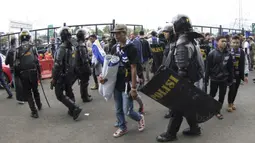 Pihak kepolisian melakukan pengamanan sebelum pembukaan Piala Presiden 2018 di Stadion GBLA, Bandung, Selasa (16/1/2018). Acara ini rencananya akan dibuka oleh Presiden Joko Widodo. (Bola.com/M Iqbal Ichsan)