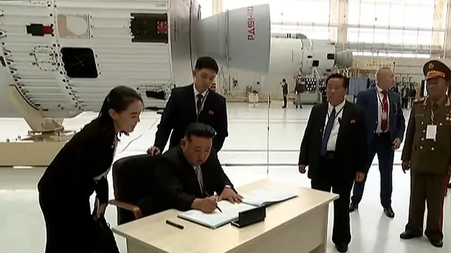 Kim Jong Un dan adik perempuannya Kim Yo Jong saat berada di Kosmodrom Vostochny, Timur Jauh Rusia, pada Rabu (13/9/2023). (Dok. CNN)