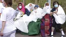 Pasien duduk setelah kebakaran di bagian ICU COVID-19 Rumah Sakit Penyakit Menular di pelabuhan Laut Hitam Constanta, Rumania (1/10/2021). Pihak berwenang mengatakan kebakaran telah menewaskan sembilan pasien COVID-19 di ICU. (AP Photo/Costin Dinca)