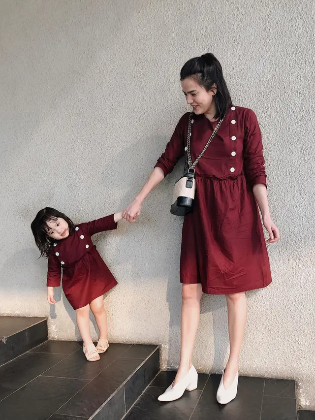 7 Potret Alice Norin dan Sang Putri Pakai Baju Couple, Kompak Banget