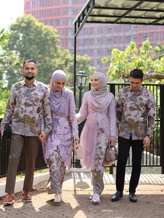 Sebagai salah satu kakak adik dari kalangan selebritis yang kerap tampil kompak dan stylish. Keduanya pun kompak mengenakan kebaya. [@shireensungkar/@zaskiasungkar15]