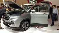 SUV yang diperkenalkan Wuling Indonesia menarik perhatian pengunjung. (Septian/Liputan6.com)