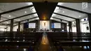 Panitia Gereja Santa Anna merapikan altar dan mempersiapkan tempat peribadatan malam Misa Natal di Duren Sawit, Jakarta, Senin (24/12). Persiapan tersebut untuk menyambut umat Kristiani yang akan beribadah pada malam Misa Natal. (Merdeka.com/Imam Buhori)