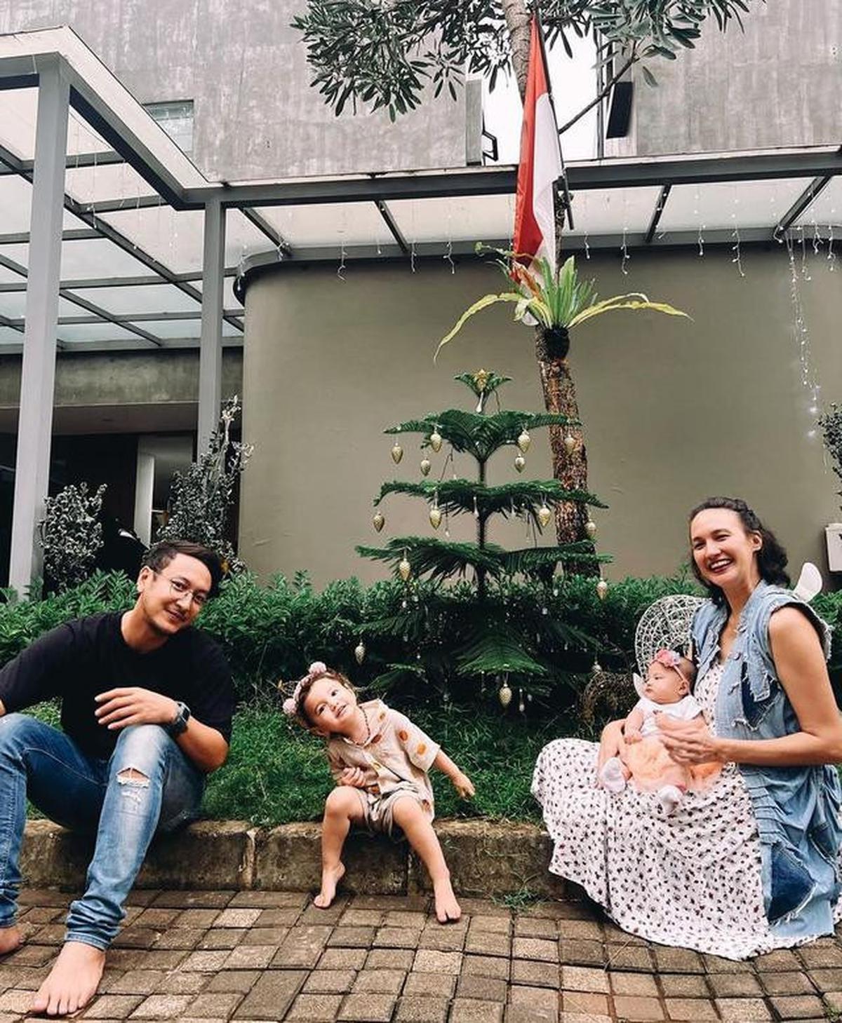 6 Potret Pohon Natal Nadine Chandrawinata di Halaman Rumah, Ditanam Sejak 2022