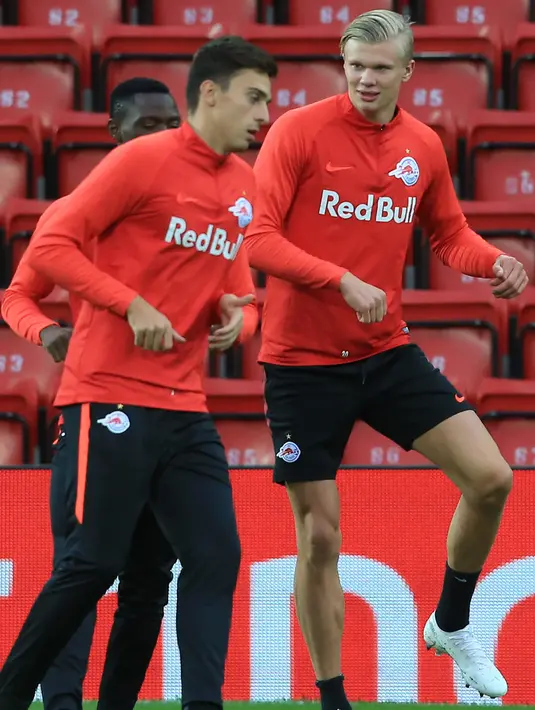 Penyerang Red Bull Salzburg, Erling Haaland melakukan pemanasan selama sesi latihan tim di stadion Anfield, Inggris (1/10/2019). Remaja 19 tahun asal Norwegia ini tampil sensasional mencetak hattrick di matchday pertama grup E Liga Champions melawan  Genk. (AFP Photo/Lindsey Parnaby)