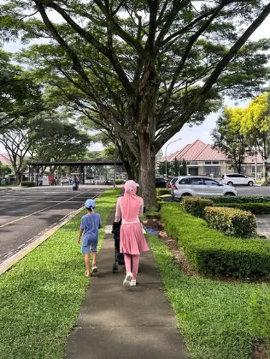 Senyum bahagia terlihat jelas di wajah Larissa, menandakan rasa percaya dirinya yang semakin meningkat. Perubahan ini tentu menjadi inspirasi bagi banyak ibu yang ingin tetap tampil modis sambil menjalani peran sebagai orang tua. Larissa sukses membuktikan bahwa menjadi ibu bukan berarti harus mengorbankan gaya. (Liputan6.com/IG/@larissachou)
