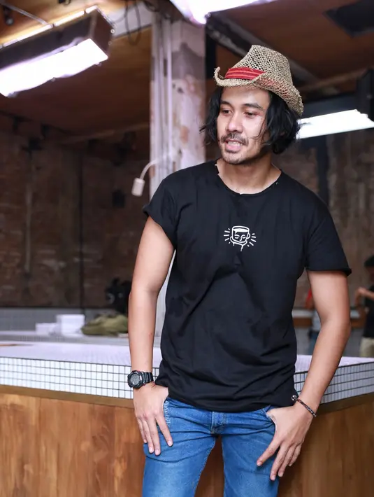 Aktor berusia 32 tahun ini pun merasa bersyukur ketika aktingnya bisa memberikan dampak baik. Dengan bertambahnya jumlah barista, bertambah pula orang-orang yang mengerti profesi barista sebenarnya. (Adrian Putra/Bintang.com)