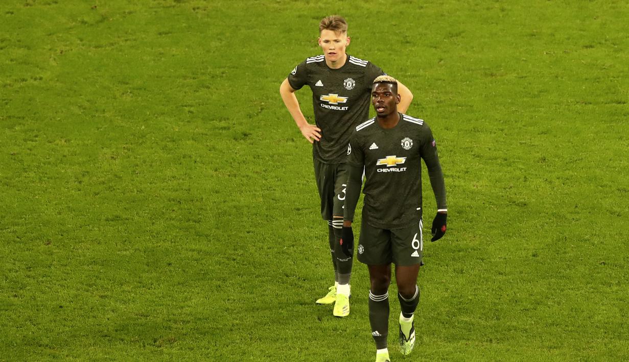 Gelandang Manchester United, Paul Pogba, tampak kecewa usai ditaklukkan RB Leipzig pada laga Liga Champions di Red Bull Arena, Rabu (9/12/2020). MU takluk dengan skor 3-2. (ANNEGRET HILSE / POOL / AFP)
