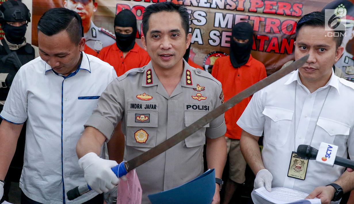 Kapolres Metro Jakarta Selatan Kombes Indra Jafar menunjukkan barang bukti pedang saat rilis kasus begal di Mapolres Metro Jakarta Selatan, Selasa (17/7). Polisi menciduk lima tersangka begal. (Liputan6.com/Immanuel Antonius)