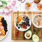 Makan makanan yang sehat dan bergizi seimbang dapat menjaga kadar kolesterol tetap normal. (Foto: Unsplash/Brooke Lark)