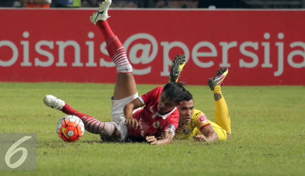Pemain Sriwijaya FC Alberto Goncalves (kanan) terjatuh saat melawan Persija dilanjutan Torabika Soccer Championship presented by IM3 Ooredoo di Stadion GBK Jakarta, Jumat (24/6). Lagadihentikan, Sriwijaya FC unggul 1-0. (Liputan6.com/Helmi Fithriansyah)