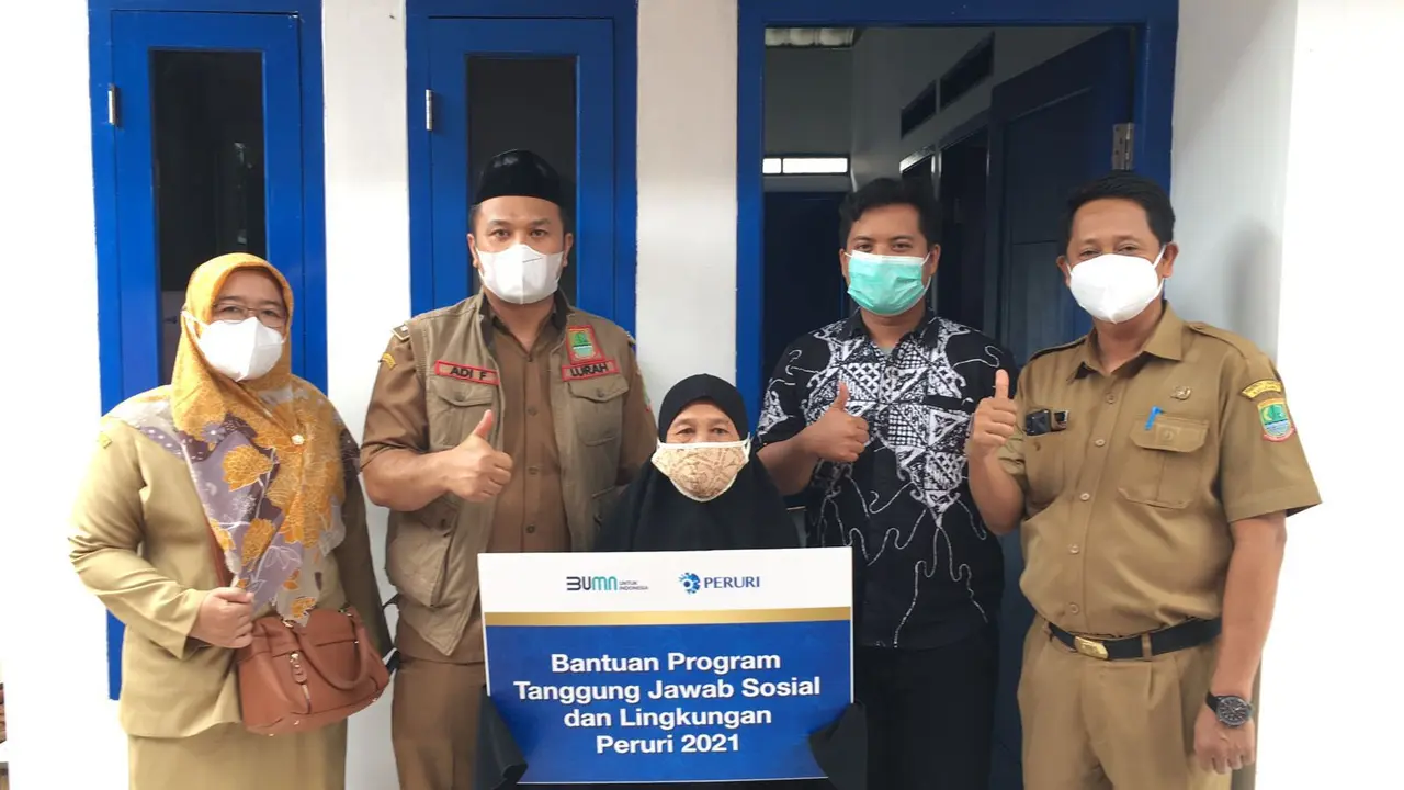 Peruri memberikan bantuan renovasi rumah kepada warga di Kelurahan Plawad, Kabupaten Karawang