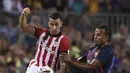 Pemain depan Athletic Bilbao Alex Berenguer berebut bola dengan bek Barcelona Jules Kounde (kanan) pada pekan ke-11 Liga Spanyol 2022/2023 di Camp Nou, Senin dini hari WIB (24/10/2022). Berkat kemenangan ini, Barcelona masih tetap mampu menjaga jarak dengan pemuncak klasemen Real Madrid. (Photo by Josep LAGO / AFP)