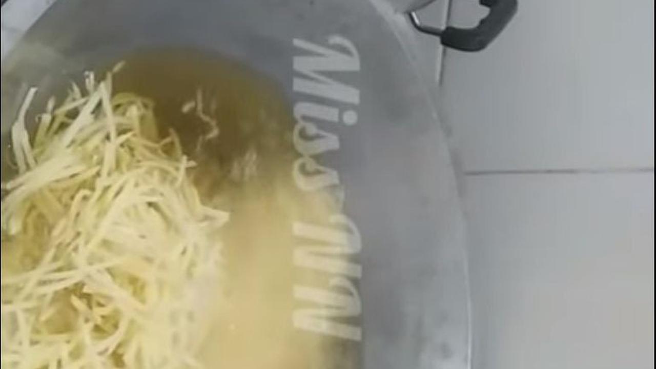Goreng dengan Dua Wajan secara Bergantian