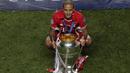 Gelandang Bayern Munchen, Thiago Alcantara berpose dengan trofi Liga Champions usai mengalahkan Paris Saint-Germain pada babak final di stadion Luz di Lisbon pada 23 Agustus 2020. Liverpool mengikat gelandang 29 tahun itu dengan kontrak berdurasi empat tahun. (AFP/Manu Fernandez)