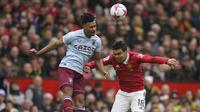 Pemain Manchester United, Casemiro (kanan), memenangkan duel di udara dengan pemain Aston Villa, Ollie Watkins, dalam pertandingan pekan ke-34 Liga Inggris 2022/2023 yang berlangsung di Old Trafford, Minggu (30/4/2023). (AP Photo/Dave Thompson)