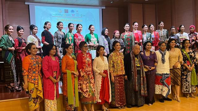 Pose bersama seluruh pengisi acra