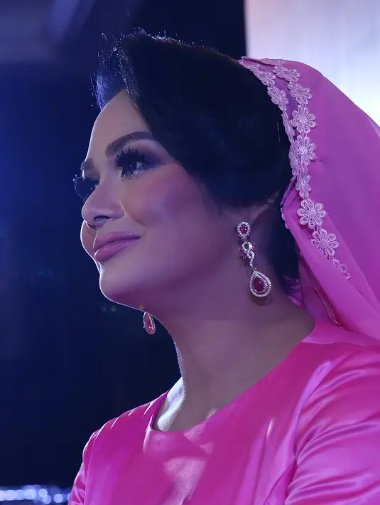 Sebbagian rambut Krisdayanti yang pekat masih terlihat dengan Hijab Rahmah. (Galih W. Satria/Bintang.com)