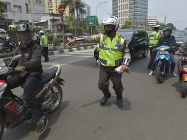 Polisi berusaha menghentikan pengendara motor ketika digelar Operasi Zebra 2014 di sekitar Pasar Senen, Jakarta, Rabu (26/11). (ANTARA FOTO/Saptono)
