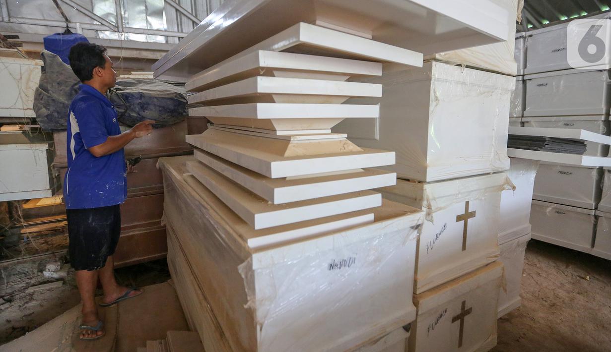 Pekerja mengecek peti mati Covid-19 di Rawa Mekar Jaya, Serpong, Tangerang Selatan, Kamis (21/01/2021). Produksi mati Kencana yang berdiri sejak Agustus 2019 mengalami peningkatan pesanan dua kali lipat selama pandemi Covid-19. (Liputan6.com/Fery Pradolo)