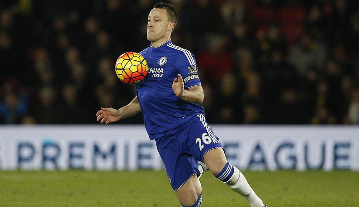 6. John Terry, selain bek dirinya juga merupakan sosok pemimpin bagi para pemain Chelsea lainnya. Meskipun usianya sudah relatif tua namun lini belakang Chelsea masih sangat bergantung pada dirinya. (AFP/Adrian Dennis) 