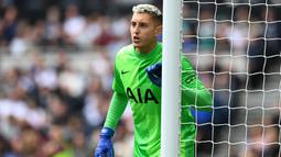 Pierluigi Gollini. Kiper milik Atalanta berusia 27 tahun ini dipinjamkan ke Tottenham Hotspur pada awal musim 2021/2022. Meski belum sekalipun bermain di Premier League, namun ia telah tampil 10 kali di ajang lainnya. Ia masih kesulitan menggeser posisi kiper utama dari Hugo Lloris. (AFP/Glyn Kirk)