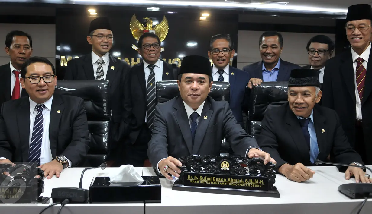 Ketua DPR Ade Komarudin (tengah) saat peresmian ruang sidang Mahkamah Kehormatan Dewan, Jakarta, Kamis (28/7). Ketua DPR berpendapat agar Penggunaan tempat sidang baru ini adalah dalam rangka untuk meningkatkan kinerja DPR RI. (Liputan6.com/Johan Tallo)