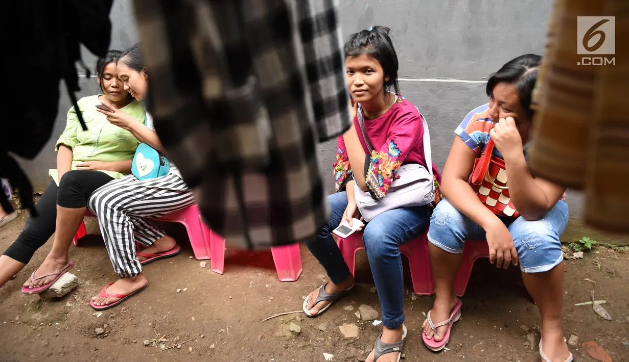 Aktivitas pembantu pengganti saat Lebaran atau infal saat berada di tempat penyalur tenaga pembantu Bu Gito di kawasan Cipete, Jakarta Selatan, Rabu (6/6). Kebutuhan pembantu infal menjelang Lebaran semakin meningkat. (Liputan6.com/Arya Manggala)