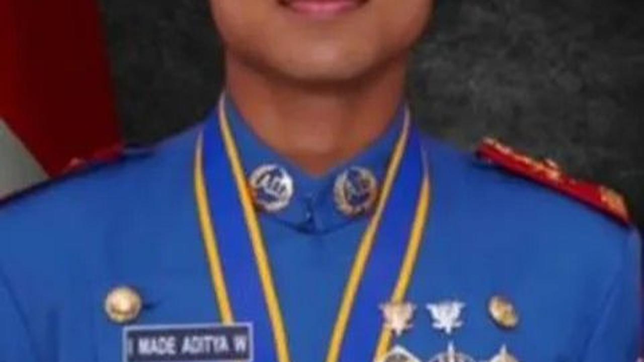 I Made Aditya jadi Lulusan Terbaik
