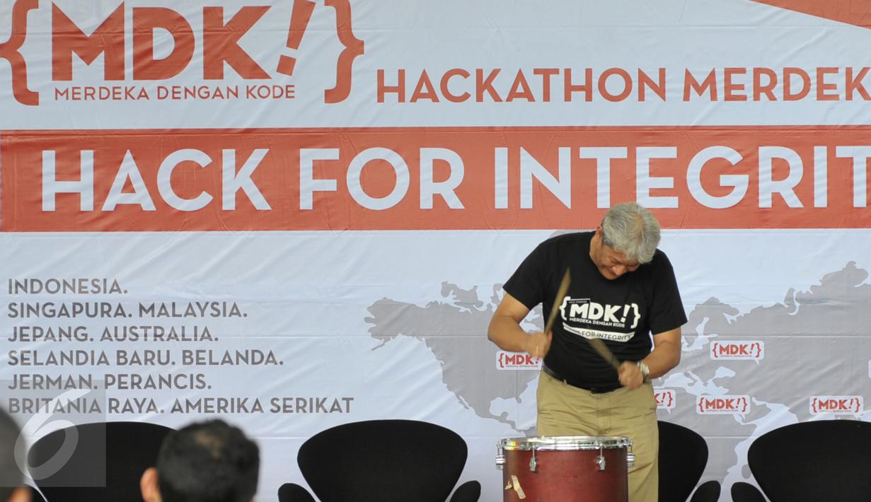 Ketua LKPP, Agus Prabowo meresmikan acara dengan menggebuk Drum di Jakarta, (05/12). Sejumlah aktivis anti korupsi hadir memberi simbolis cap tangan, yang nanti nya di pamerkan di acara Festival Anti Korupsi Bandung 2015. (Liputan6.com/Faisal R Syam)