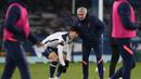 Striker Tottenham Hotspur, Son Heung-Min dihibur manajer tim, Jose Mourinho usai berakhirnya laga babak kelima Piala FA 2020/21 melawan Everton di Goodison Park, Rabu (10/2/2021). Tottenham kalah 4-5 (4-4) dari Everton melalui extra time. (AFP/Clive Brunskill/Pool)