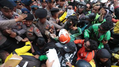 Aksi Dorong Mendorong Warnai Upaya Mahasiswa Menuju Gedung DPR