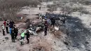 Polisi memeriksa puing-puing pesawat yang jatuh saat penerbangan wisata yang membawa turis di atas Garis Nazca di Peru, Sabtu, 1 Agustus 2026. (Foto AP/Genry Bautista)
