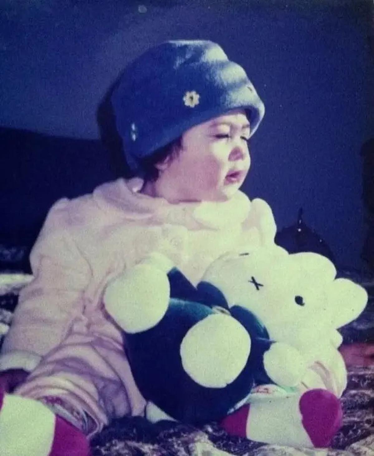 6 Potret Lawas Masa Kecil Talitha Curtis, Ungkap Selama Ini Dibesarkan Ibu Angkat