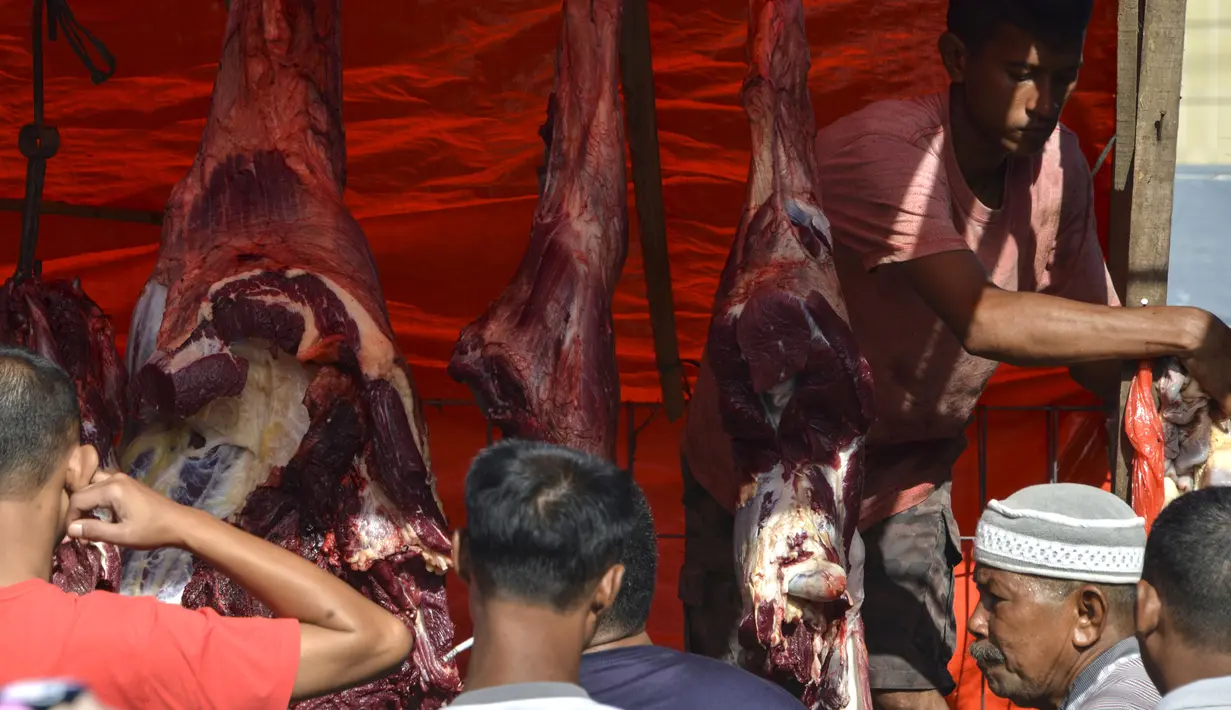 Warga Aceh berbelanja daging pada perayaan tradisi Meugang Ramadan 1440 Hijriah di pasar tradisional di Banda Aceh, 4 Mei 2019. Meugang merupakan tradisi turun temurun masyarakat Aceh dengan membeli, mengolah, hingga menyantap daging bersama keluarga. (CHAIDEER MAHYUDDIN/AFP)