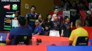 Ganda putra Indonesia, Hendra Setiawan/Mohammad Ahsan didampingi anak-anaknya saat melawan wakil Taiwan, Chiang Chien-Wei/Wu Hsuan-Yi pada babak 32 besar Indonesia Masters 2025 di Istora Senayan, Jakarta, Selasa (21/1/2025) sore WIB. (Bola.com/Bagas lazuardi)