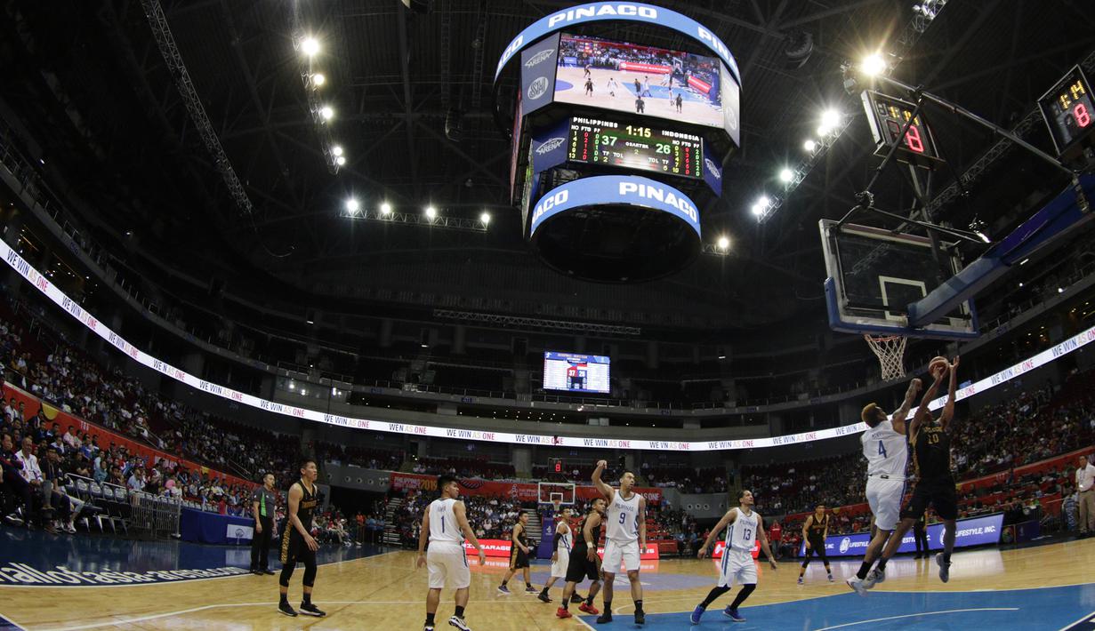 Pebasket Indonesia, Kevin Sitorus, berusaha memasukan bola saat melawan Filipina pada semifinal SEA Games 2019 di Mall Of Asia Arena, Manila, Senin (9/12). Indonesia kalah 97-70 dari Filipina. (Bola.com/ M Iqbal Ichsan)