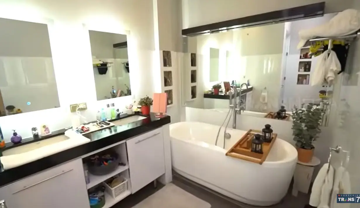 Masih menyambung dengan kamar utama, kamar mandi luas dengan beberapa cermin berbagai ukuran.  Kamar mandi dilengkapi dengan bath up dan lemari untuk manaruh barang. [Youtube/TRANS7 OFFICIAL]