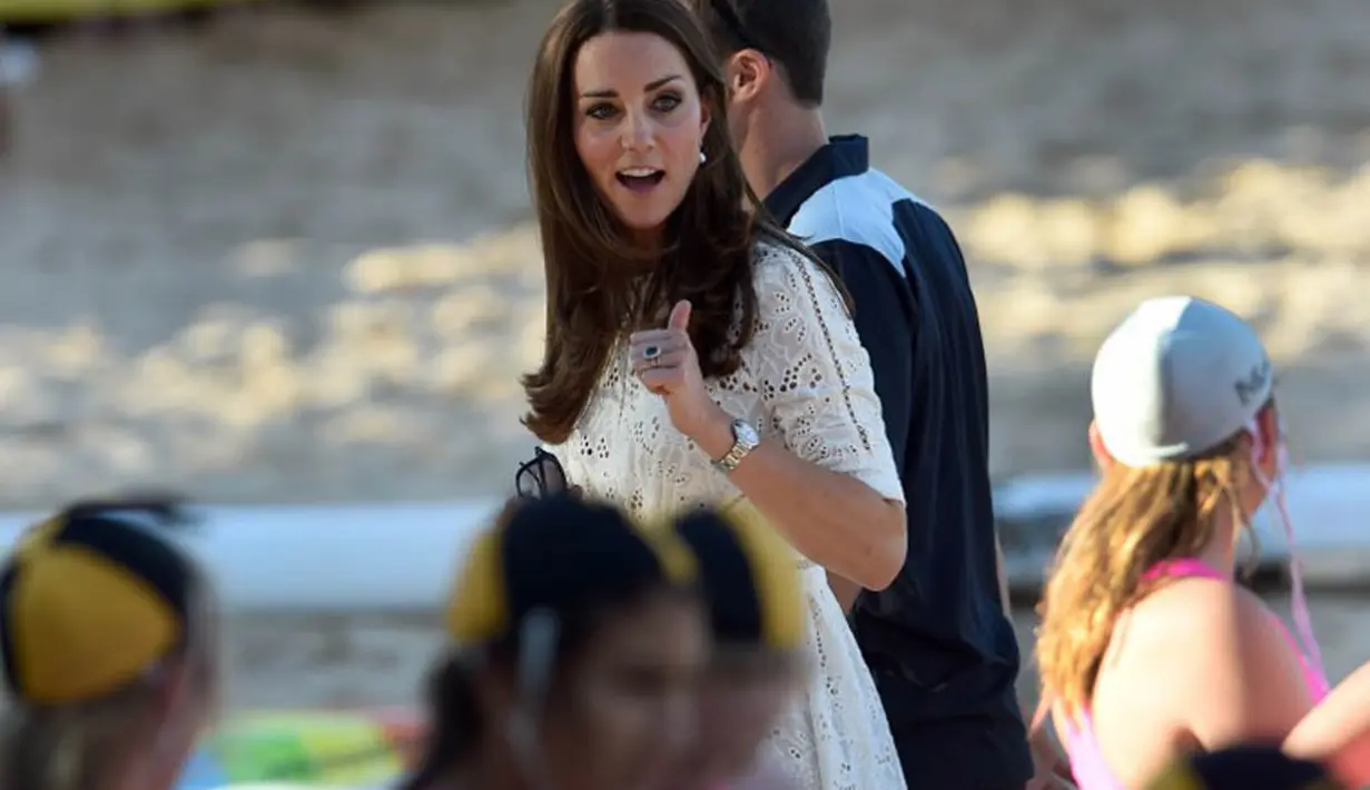 Kate Middleton memberikan jempolnya pada para peserta di Manly beach, Pantai Utara Sydney, Jumat (18/04/2014) (AFP Photo/Jason Reed).