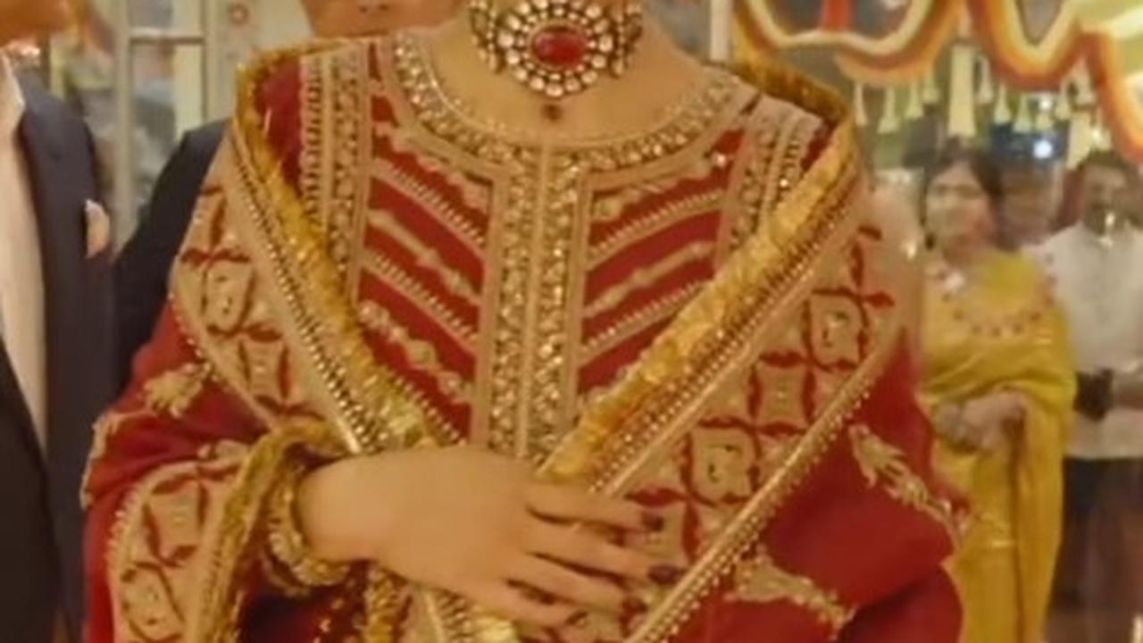 Deepika Padukone Tampil Dengan Baju Tradisional India
