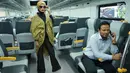 Model mengenakan kain batik dan tenun di kereta api bandara, Jakarta, Kamis (2/5/2019). Peragaan busana ini juga untuk mengenalkan batik dan tenun kepada masyarakat luas. (Liputan6.com/Immanuel Antonius)