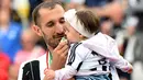 Bek Juventus, Giorgio Chiellini, mengajak putrinya turut merayakan pesta Si Nyonya Tua meraih gelar Serie A Italia. (AFP/Giuseppe Cacace)