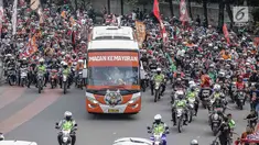 Bus yang membawa pemain Persija, pelatih dan ofisial tim memimpin Pawai Juara Piala Presiden 2018 di kawasan Sudirman, Jakarta, Minggu (18/2). Konvoi arak-arakan dimulai dari Stadion Utama Gelora Bung Karno menuju Balai Kota. (Liputan6.com/Faizal Fanani)