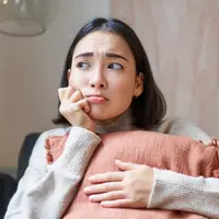 Potret ibu yang sedang overthinking (Foto: Freepik/benzoix).