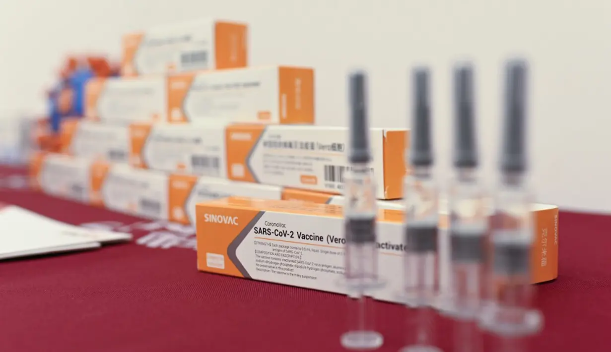 Vaksin COVID-19 Sinovac Biotech Ltd ditampilkan dalam konferensi pers di Beijing, China, 24 September 2020. Sebanyak 1,2 juta dosis vaksin COVID-19 Sinovac telah sampai di Indonesia, sementara 1,8 juta dosis lagi akan menyusul kemudian. (WANG ZHAO/AFP)