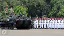 Kepala Staf TNI Angkatan Laut (KASAL) Laksamana TNI Ade Supandi (kedua kiri) melewati barisan prajurit pada upacara perayaan Hari Korps Marinir TNI AL yang ke-70 di Markas Marinir Cilandak, Jakarta Selatan, (15/11/2015). (Liputan6.com/Helmi Afandi)