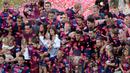 Seluruh penggawa Barcelona melakukan pose selebrasi bersama trofi La Liga di Camp Nou (AFP PHOTO / JOSEP LAGO)