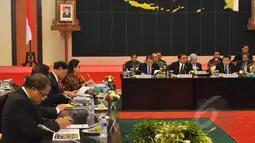 Rapat antara DPR dengan empat Menteri Koordinator tersebut membahas tentang APBNP 2015,  Jakarta, Selasa (3/1). (Liputan6.com/Andrian M Tunay)